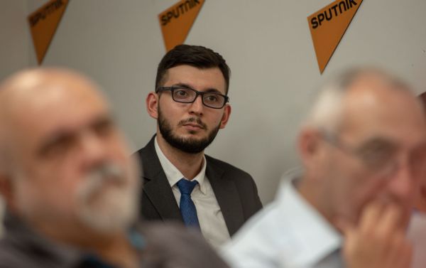 Участник проекта SputnikPro слушает выступление Федора Лукьянова в мультимедийном пресс-центре Sputnik Армения (1 августа 2019). Еревaн Участник проекта SputnikPro слушает выступление Федора Лукьянова в мультимедийном пресс-центре Sputnik Армения (1 августа 2019). Еревaн - Sputnik Армения