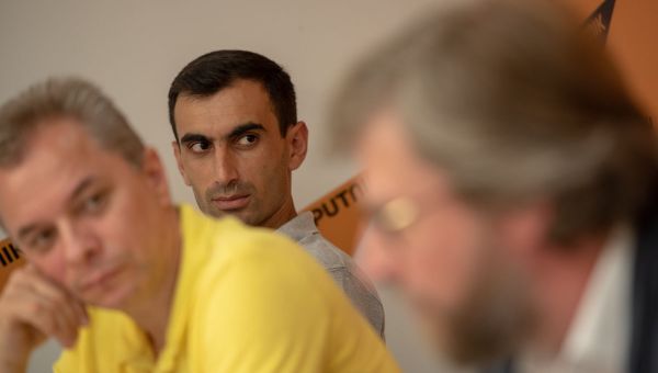 Ашот Сафарян слушает выступление Федора Лукьянова на проекте SputnikPro в мультимедийном пресс-центре Sputnik Армения (1 августа 2019). Еревaн - Sputnik Армения
