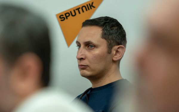 Журналист слушает выступление Федора Лукьянова на проекте SputnikPro в мультимедийном пресс-центре Sputnik Армения (1 августа 2019). Еревaн Журналист слушает выступление Федора Лукьянова на проекте SputnikPro в мультимедийном пресс-центре Sputnik Армения (1 августа 2019). Еревaн - Sputnik Армения