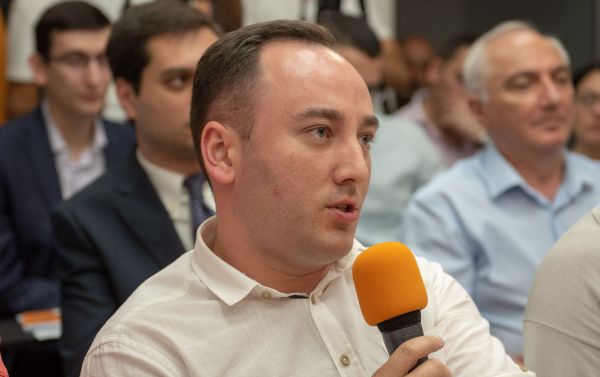 Джонни Меликян задает вопрос Федору Лукьянову на проекте SputnikPro в мультимедийном пресс-центре Sputnik Армения (1 августа 2019). Еревaн Джонни Меликян задает вопрос Федору Лукьянову на проекте SputnikPro в мультимедийном пресс-центре Sputnik Армения (1 августа 2019). Еревaн - Sputnik Армения