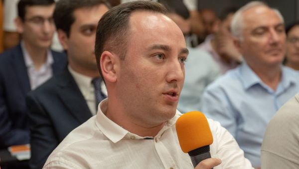 Джонни Меликян задает вопрос Федору Лукьянову на проекте SputnikPro в мультимедийном пресс-центре Sputnik Армения (1 августа 2019). Еревaн - Sputnik Армения