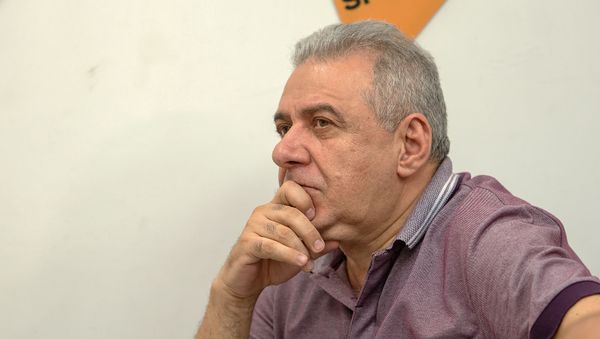 Вагаршак Арутюнян слушает выступление Федора Лукьянова на проекте SputnikPro в мультимедийном пресс-центре Sputnik Армения (1 августа 2019). Еревaн Вагаршак Арутюнян слушает выступление Федора Лукьянова на проекте SputnikPro в мультимедийном пресс-центре Sputnik Армения (1 августа 2019). Еревaн - Sputnik Армения