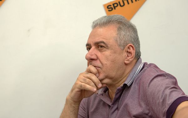 Вагаршак Арутюнян слушает выступление Федора Лукьянова на проекте SputnikPro в мультимедийном пресс-центре Sputnik Армения (1 августа 2019). Еревaн Вагаршак Арутюнян слушает выступление Федора Лукьянова на проекте SputnikPro в мультимедийном пресс-центре Sputnik Армения (1 августа 2019). Еревaн - Sputnik Армения
