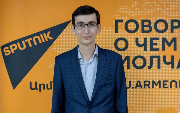 Военный эксперт Леонид Нерсисян в рамках SputnikPro в мультимедийном пресс-центре Sputnik Армения (1 августа 2019). Еревaн Военный эксперт Леонид Нерсисян в рамках SputnikPro в мультимедийном пресс-центре Sputnik Армения (1 августа 2019). Еревaн - Sputnik Армения