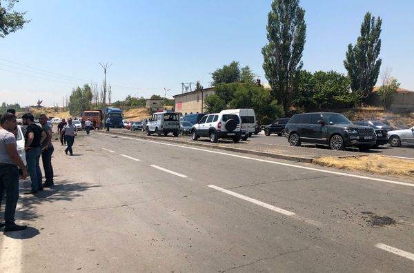 Взрыв у завода по производству стеклотары, поврежден участок трассы Ереван-Севан - Sputnik Армения