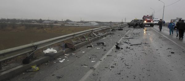 Сотрудники МЧС на месте дорожно транспортного происшествия в Ставрополе. Архивное фото Сотрудники МЧС на месте дорожно транспортного происшествия в Ставрополе. Архивное фото - Sputnik Армения