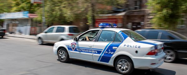 Полицейский автомобиль на улице Вардананц Полицейский автомобиль на улице Вардананц - Sputnik Армения