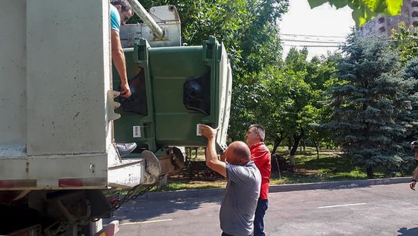 Приобретенные мэрией Еревана мусорные баки - Sputnik Արմենիա