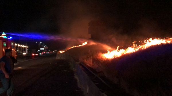 Пожар при въезде в Ереван: на место происшествия прибыли спасатели МЧС Армении – видео - Sputnik Армения