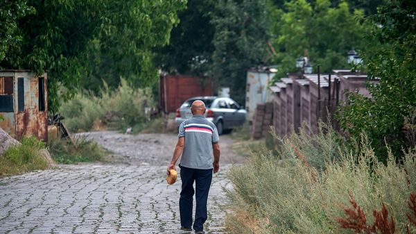 Люди на улицах в городе Артик - Sputnik Արմենիա