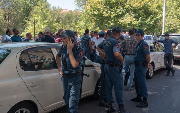 Акция протеста охотников перед зданием правительства Армении (5 августа 2019). Еревaн - Sputnik Армения