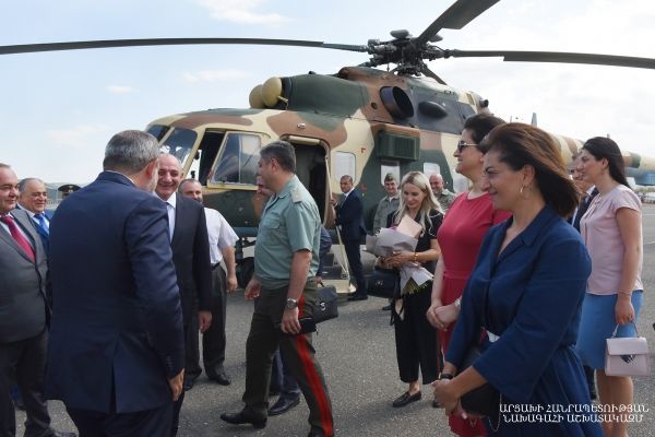 Բակո Սահակյանը Ստեփանակերտի օդանավակայանում դիմավորել է Նիկոլ Փաշինյանին - Sputnik Արմենիա