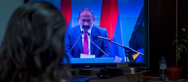Журналист следит за выступлением премьер-министра Никола Пашиняна в Степанакерте (5 августа 2019). Еревaн Журналист следит за выступлением премьер-министра Никола Пашиняна в Степанакерте (5 августа 2019). Еревaн - Sputnik Армения