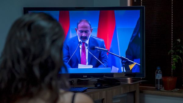 Журналист следит за выступлением премьер-министра Никола Пашиняна в Степанакерте (5 августа 2019). Еревaн - Sputnik Армения