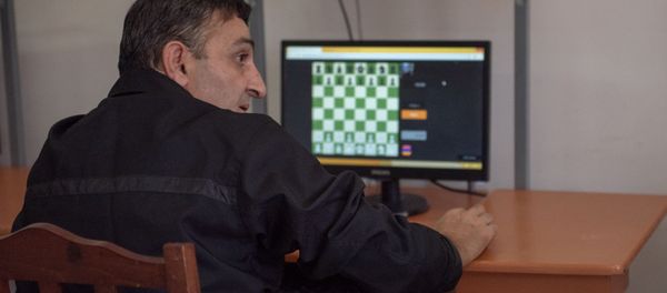 Участник международного шахматного турнира среди заключенных, заключенный в УИУ Армавир Акоб Мартиросян (5 августа 2019). Армавирская область Участник международного шахматного турнира среди заключенных, заключенный в УИУ Армавир Акоб Мартиросян (5 августа 2019). Армавирская область - Sputnik Армения