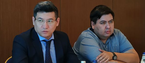 Зам.начальника управления кредитных рисков ЕАБР Данияр Абеуов (справа) и зам.председателя правления ЕАБР Амангельды Исенов - Sputnik Армения