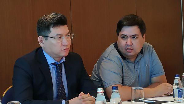 Зам.начальника управления кредитных рисков ЕАБР Данияр Абеуов (справа) и зам.председателя правления ЕАБР Амангельды Исенов - Sputnik Армения