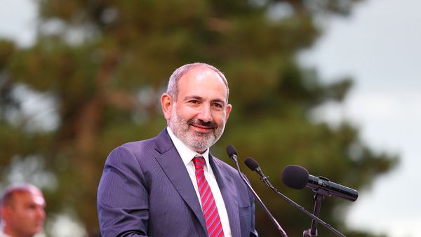 Выступление премьер-министра Никола Пашиняна на площади Воссоединения (5 августа 2019). Степанакерт - Sputnik Армения