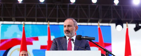 Выступление премьер-министра Никола Пашиняна на площади Воссоединения (5 августа 2019). Степанакерт - Sputnik Армения