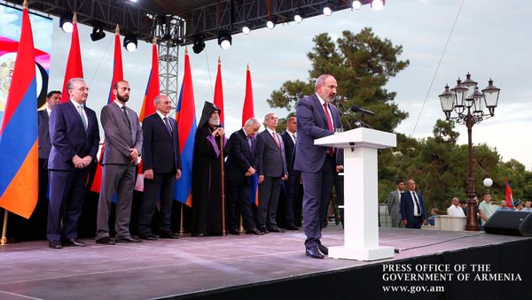 Выступление премьер-министра Никола Пашиняна на площади Воссоединения (5 августа 2019). Степанакерт - Sputnik Армения