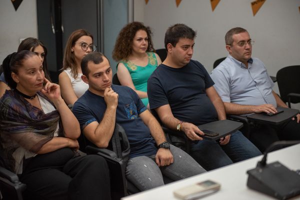 Солдаты информационной войны: в Ереване отметили день памяти фотожурналиста Андрея Стенина Солдаты информационной войны: в Ереване отметили день памяти фотожурналиста Андрея Стенина - Sputnik Армения