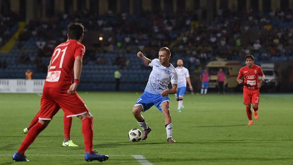 Борьба за мяч между футболистами ФК Арарат-Армения (Ереван) и ФК Сабуртало в матче квалификационного раунда Лиги Европы 2019-2020 (6 августа 2019). Еревaн - Sputnik Армения