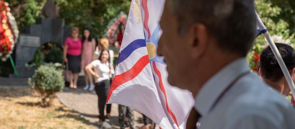 Представитель правительства Армении Вардан Асатрян на церемонии почтения памяти жертв геноцида ассирийцев в Османской империи (7 августа 2019). Еревaн - Sputnik Армения