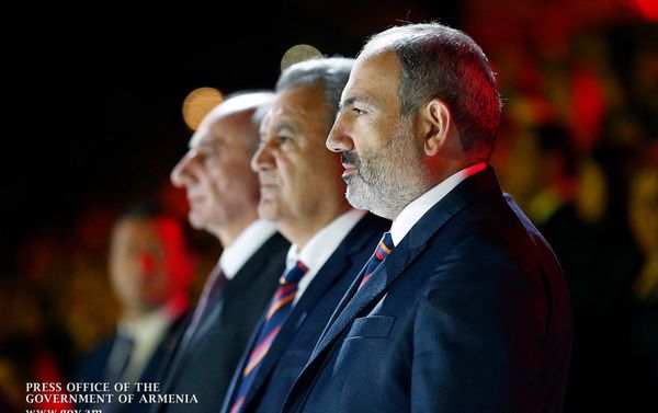 Президент Карабаха Бако Саакян, Председатель 7-х Панармянских игр Ишхан Закарян и премьер-министр Армении Никол Пашинян на торжественной церемонии открытия 7-х Панармянских игр (6 августа 2019). Степанакерт - Sputnik Армения