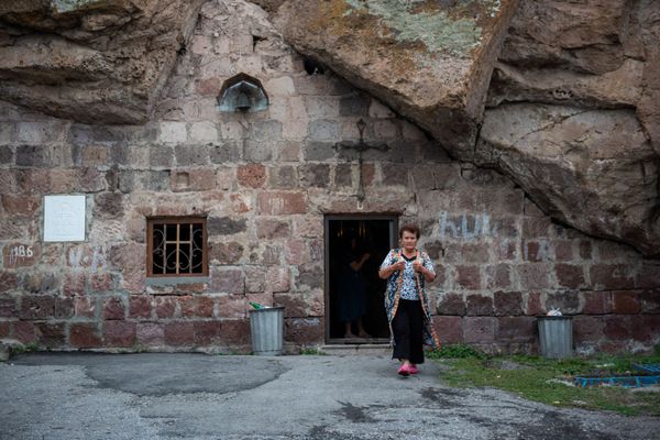 «Կախարդական» քարանձավ. ինչո՞ւ են մարդիկ ձգտում ջուր խմել Սառնաղբյուրից և գնալ Լմբատավանք - Sputnik Արմենիա