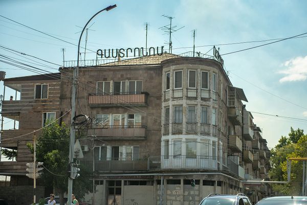 Խորհրդային գովազդային պաստառ Էջմիածնի շենքերից մեկում - Sputnik Արմենիա
