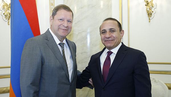 премьер-министр Армении Овик Абрамян и член коллегии (министр) ЕЭК по промышленности и агропромышленному комплексу Сергей Сидорский - Sputnik Армения