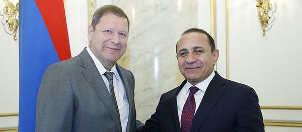 премьер-министр Армении Овик Абрамян и член коллегии (министр) ЕЭК по промышленности и агропромышленному комплексу Сергей Сидорский - Sputnik Արմենիա