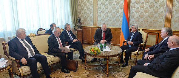 Встреча президента Армении Сержа Саргсяна с сопредседателями МГ ОБСЕ Игорем Поповым, Джеймсом Уорликом и Пьером Андрийо Встреча президента Армении Сержа Саргсяна с сопредседателями МГ ОБСЕ Игорем Поповым, Джеймсом Уорликом и Пьером Андрийо - Sputnik Արմենիա