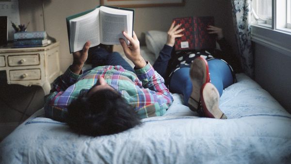 Парень и девушка читают книгу Парень и девушка читают книгу - Sputnik Армения