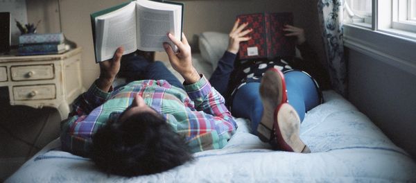 Парень и девушка читают книгу - Sputnik Армения