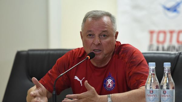 Главный тренер ФК Пюник Александр Тарханов на послематчевой пресс-конференции (8 августа 2019). Еревaн - Sputnik Армения
