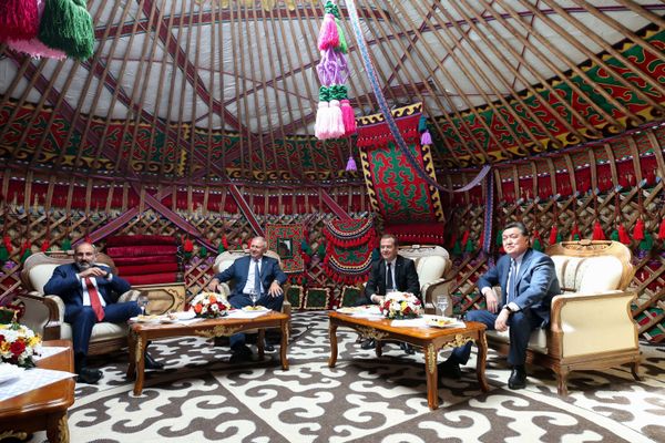 Премьер-министры стран ЕАЭС в узком составе в культурно-этнографическом комплексе Рух перед началом заседания Евразийского межправительственного совета (9 августа 2019). Чолпон-Ата - Sputnik Армения