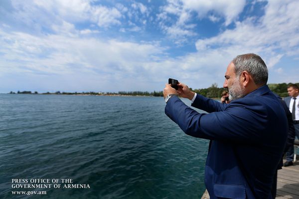 Премьер-министр Армении Никол Пашинян у озера Иссык-Куль перед началом заседания Евразийского межправительственного совета (9 августа 2019). Чолпон-Ата - Sputnik Армения