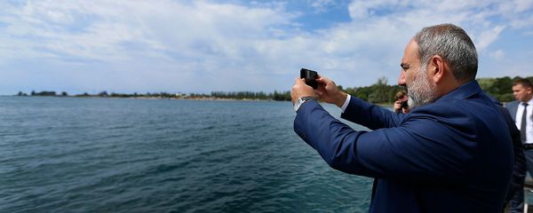 Премьер-министр Армении Никол Пашинян у озера Иссык-Куль перед началом заседания Евразийского межправительственного совета (9 августа 2019). Чолпон-Ата - Sputnik Армения