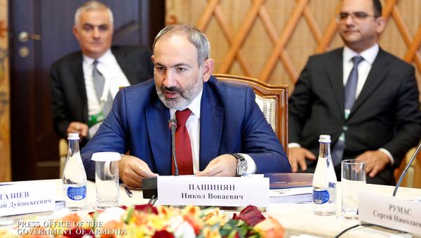 Премьер-министр Армении Никол Пашинян на заседании Евразийского межправительственного совета стран ЕАЭС (9 августа 2019). Чолпон-Ата Премьер-министр Армении Никол Пашинян на заседании Евразийского межправительственного совета стран ЕАЭС (9 августа 2019). Чолпон-Ата - Sputnik Արմենիա