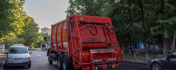 Автомобиль санитарной службы на улице Тотовенца - Sputnik Արմենիա