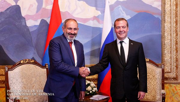 Встреча премьер-министров Армении и России Никола Пашиняна и Дмитрия Медведева на полях Евразийского межправительственного совета стран ЕАЭС (9 августа 2019). Чолпон-Ата - Sputnik Արմենիա