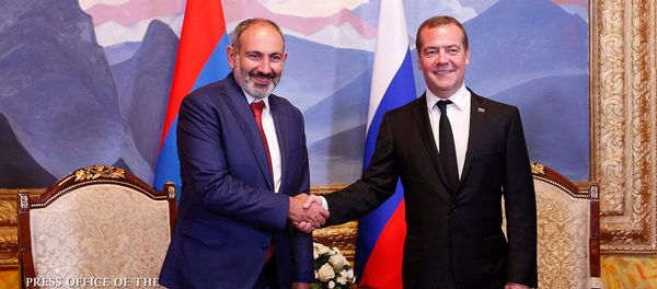 Встреча премьер-министров Армении и России Никола Пашиняна и Дмитрия Медведева на полях Евразийского межправительственного совета стран ЕАЭС (9 августа 2019). Чолпон-Ата - Sputnik Արմենիա