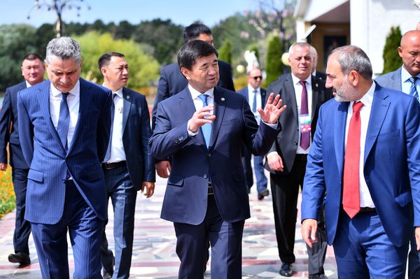 Премьер-министры Армении и Кыргызстана Никол Пашинян и Мухаммедкалый Абылгазиев и председатель ЕЭК Тигран Саркисян у озера Иссык-Куль перед началом заседания Евразийского межправительственного совета (9 августа 2019). Чолпон-Ата - Sputnik Армения