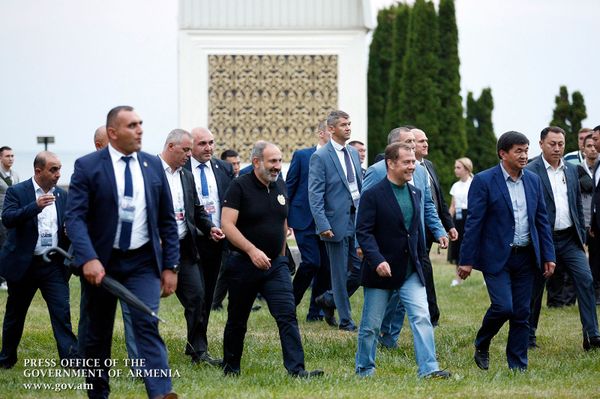Премьер-министры стран ЕАЭС посетили международный музыкальный фесиваль TENGRI Musik 2019 (9 августа 2019). Чолпон-Ата - Sputnik Армения