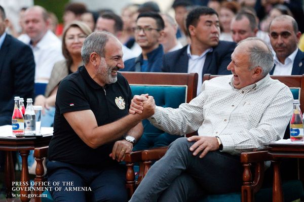 Премьер-министры Армении и Беларуси Никол Пашинян и Сергей Румас перед началом международного музыкального фесиваля TENGRI Musik 2019 (9 августа 2019). Чолпон-Ата - Sputnik Армения