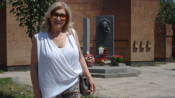 Вдова Вардгеса Петросяна Сона Тигранян у памятника писателю в городе Аштарак - Sputnik Արմենիա