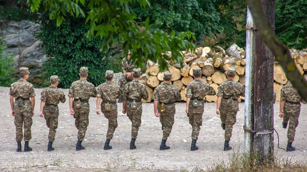 Солдаты срочной службы на тренировке по строевой ходьбе - Sputnik Армения