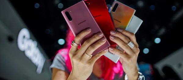 Девушка со смартфонами Samsung Galaxy Note 10 разных цветов во время презентации девайса (7 августа 2019). Нью-Йорк  - Sputnik Արմենիա
