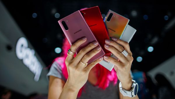 Девушка со смартфонами Samsung Galaxy Note 10 разных цветов во время презентации девайса (7 августа 2019). Нью-Йорк  - Sputnik Արմենիա